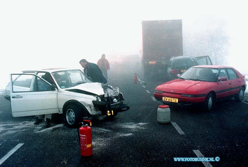 99021402.jpg - WFA :BLEK4ENSGRAAF:14-02-1999:BIJ EEN KETTING BOTSING OP DE PROVINALEWEG NABIJ BLEKKENSGRAAF EN SLIEDRECHT BOSTE DIVERSE WAGEN TEGEN EEN VRACHTAUTO IN DICHTE MIST ER RAAKT VELE MENSEN GEWOND WAAR ONDER DIVERSE KINDEREN  DE FAMILIES WAREN ONDER WEG NAAR DE KERKDIENST BIJ HET ONGEVAL RAAKTE 7 AUTO'S BETRIOKKEN MET 15 MENSEN GEWONDT.Deze digitale foto blijft eigendom van FOTOPERSBURO BUSINK. Wij hanteren de voorwaarden van het N.V.F. en N.V.J. Gebruik van deze foto impliceert dat u bekend bent  en akkoord gaat met deze voorwaarden bij publicatie.EB/ETIENNE BUSINK