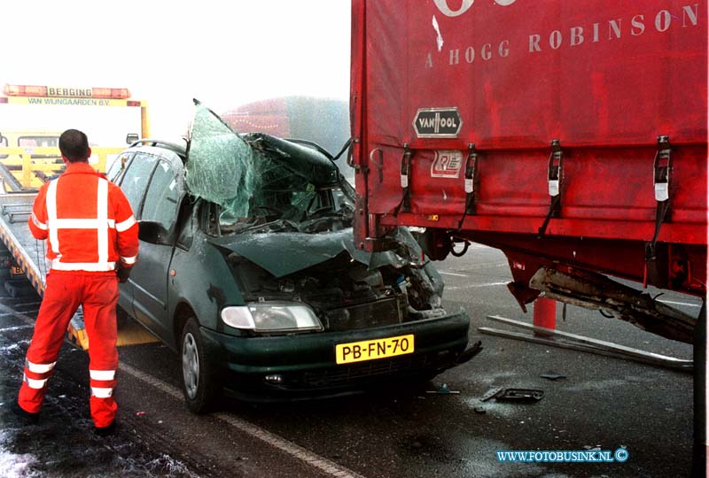 99021403.jpg - DE DORDTENAAR :BLEK4ENSGRAAF:14-02-1999:BIJ EEN KETTING BOTSING OP DE PROVINALEWEG NABIJ BLEKKENSGRAAF EN SLIEDRECHT BOSTE DIVERSE WAGEN TEGEN EEN VRACHTAUTO IN DICHTE MIST ER RAAKT VELE MENSEN GEWOND WAAR ONDER DIVERSE KINDEREN  DE FAMILIES WAREN ONDER WEG NAAR DE KERKDIENST BIJ HET ONGEVAL RAAKTE 7 AUTO'S BETRIOKKEN MET 15 MENSEN GEWONDT.Deze digitale foto blijft eigendom van FOTOPERSBURO BUSINK. Wij hanteren de voorwaarden van het N.V.F. en N.V.J. Gebruik van deze foto impliceert dat u bekend bent  en akkoord gaat met deze voorwaarden bij publicatie.EB/ETIENNE BUSINK