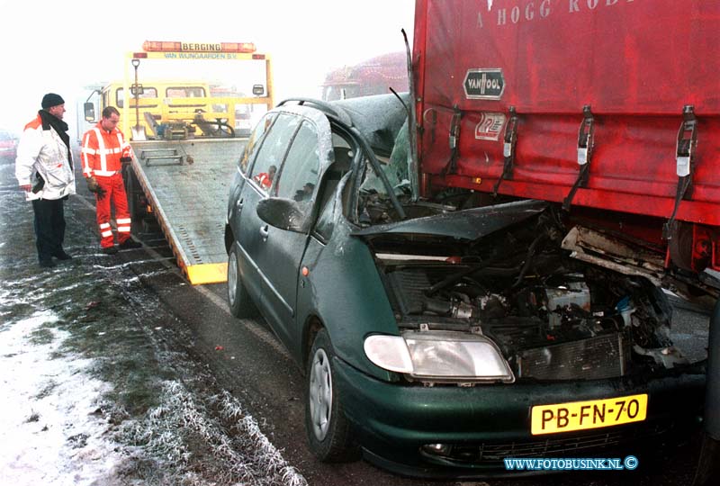 99021404.jpg - ROTTERDAMS DAGBLAD:BLEK4ENSGRAAF:14-02-1999:BIJ EEN KETTING BOTSING OP DE PROVINALEWEG NABIJ BLEKKENSGRAAF EN SLIEDRECHT BOSTE DIVERSE WAGEN TEGEN EEN VRACHTAUTO IN DICHTE MIST ER RAAKT VELE MENSEN GEWOND WAAR ONDER DIVERSE KINDEREN  DE FAMILIES WAREN ONDER WEG NAAR DE KERKDIENST BIJ HET ONGEVAL RAAKTE 7 AUTO'S BETRIOKKEN MET 15 MENSEN GEWONDT.Deze digitale foto blijft eigendom van FOTOPERSBURO BUSINK. Wij hanteren de voorwaarden van het N.V.F. en N.V.J. Gebruik van deze foto impliceert dat u bekend bent  en akkoord gaat met deze voorwaarden bij publicatie.EB/ETIENNE BUSINK