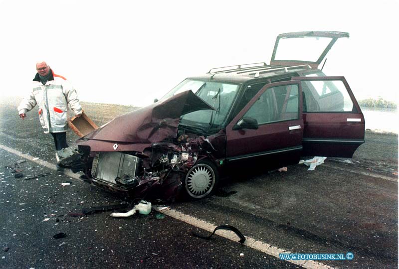 99021405.jpg - DE DORDTENAAR :BLEK4ENSGRAAF:14-02-1999:BIJ EEN KETTING BOTSING OP DE PROVINALEWEG NABIJ BLEKKENSGRAAF EN SLIEDRECHT BOSTE DIVERSE WAGEN TEGEN EEN VRACHTAUTO IN DICHTE MIST ER RAAKT VELE MENSEN GEWOND WAAR ONDER DIVERSE KINDEREN  DE FAMILIES WAREN ONDER WEG NAAR DE KERKDIENST BIJ HET ONGEVAL RAAKTE 7 AUTO'S BETRIOKKEN MET 15 MENSEN GEWONDT.Deze digitale foto blijft eigendom van FOTOPERSBURO BUSINK. Wij hanteren de voorwaarden van het N.V.F. en N.V.J. Gebruik van deze foto impliceert dat u bekend bent  en akkoord gaat met deze voorwaarden bij publicatie.EB/ETIENNE BUSINK