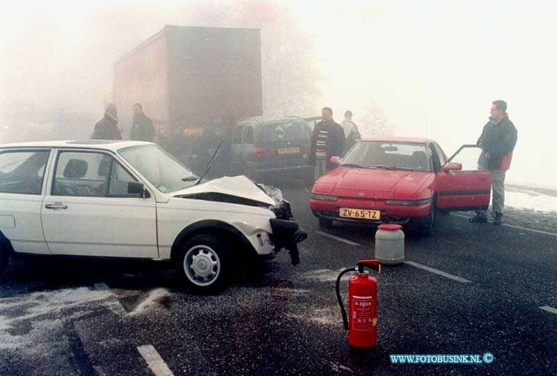 99021406.jpg - DE DORDTENAAR :BLEK4ENSGRAAF:14-02-1999:BIJ EEN KETTING BOTSING OP DE PROVINALEWEG NABIJ BLEKKENSGRAAF EN SLIEDRECHT BOSTE DIVERSE WAGEN TEGEN EEN VRACHTAUTO IN DICHTE MIST ER RAAKT VELE MENSEN GEWOND WAAR ONDER DIVERSE KINDEREN  DE FAMILIES WAREN ONDER WEG NAAR DE KERKDIENST BIJ HET ONGEVAL RAAKTE 7 AUTO'S BETRIOKKEN MET 15 MENSEN GEWONDT.Deze digitale foto blijft eigendom van FOTOPERSBURO BUSINK. Wij hanteren de voorwaarden van het N.V.F. en N.V.J. Gebruik van deze foto impliceert dat u bekend bent  en akkoord gaat met deze voorwaarden bij publicatie.EB/ETIENNE BUSINK