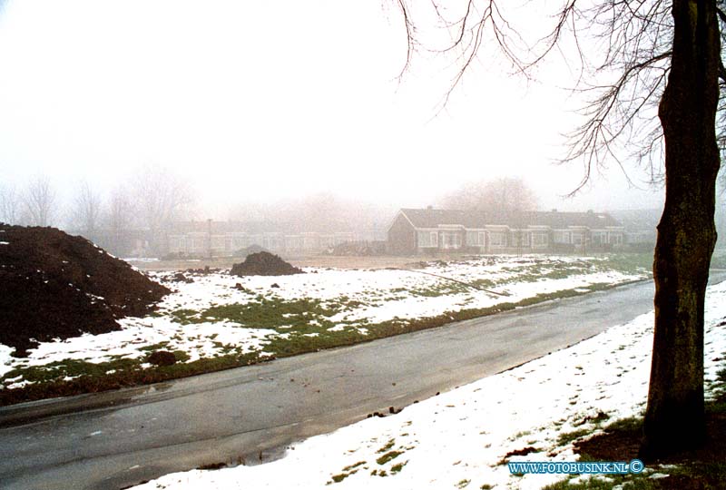 99021502.jpg - DE DORDTENAAR :h.i.amabcht:15-02-1999:TERREIN VIJVERHOF BRAAKLICHEND GEZIEN VAN AF PAULUSWEG BEWONNERS PROTESTEREN TEGEN WONINGBOUW.Deze digitale foto blijft eigendom van FOTOPERSBURO BUSINK. Wij hanteren de voorwaarden van het N.V.F. en N.V.J. Gebruik van deze foto impliceert dat u bekend bent  en akkoord gaat met deze voorwaarden bij publicatie.EB/ETIENNE BUSINK