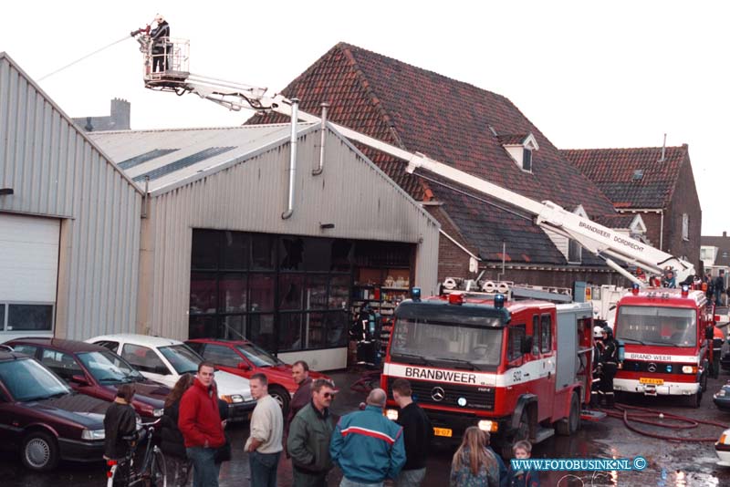 99021701.jpg - LOCOM :ALBLASSERDAM:17-02-1999:EEN KORTE MAAR FELE UITSLAANDE BRAND VERWOESTE WOENSDAG MIDDAG OM 12,30 UUR EEN LOODS VAN  DE FIRMA KORTLAND AUTO BERDIJF EN SCHEEPS WERF AAN DE POLDERSTRAAT TE ALBLASSERDAM. ER WAREN 2 SLACHTOFFERS DIEONDER BEGELEIDING ZIJN AFGEVOERT NAAR HET ZUIDERZIEKENHUIS MET BRANDWONDEN.Deze digitale foto blijft eigendom van FOTOPERSBURO BUSINK. Wij hanteren de voorwaarden van het N.V.F. en N.V.J. Gebruik van deze foto impliceert dat u bekend bent  en akkoord gaat met deze voorwaarden bij publicatie.EB/ETIENNE BUSINK