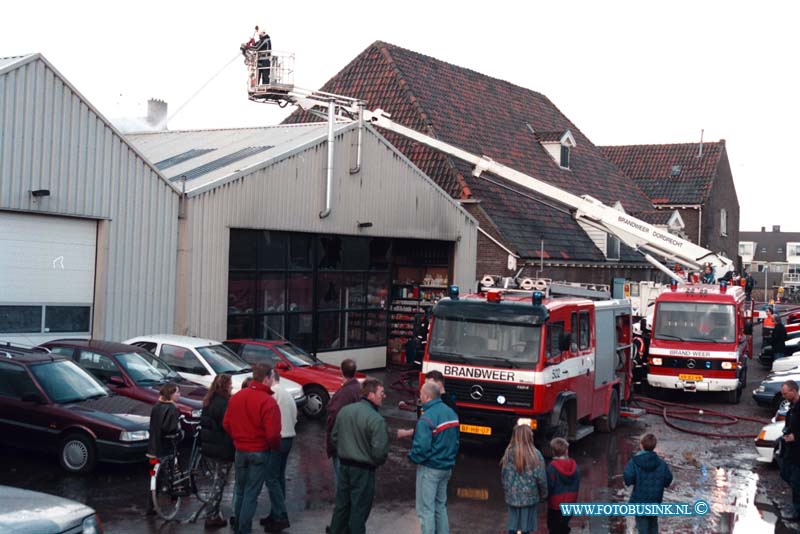 99021702.jpg - DE DORDTENAAR :ALBLASSERDAM:17-02-1999:EEN KORTE MAAR FELE UITSLAANDE BRAND VERWOESTE WOENSDAG MIDDAG OM 12,30 UUR EEN LOODS VAN  DE FIRMA KORTLAND AUTO BERDIJF EN SCHEEPS WERF AAN DE POLDERSTRAAT TE ALBLASSERDAM. ER WAREN 2 SLACHTOFFERS DIEONDER BEGELEIDING ZIJN AFGEVOERT NAAR HET ZUIDERZIEKENHUIS MET BRANDWONDEN.Deze digitale foto blijft eigendom van FOTOPERSBURO BUSINK. Wij hanteren de voorwaarden van het N.V.F. en N.V.J. Gebruik van deze foto impliceert dat u bekend bent  en akkoord gaat met deze voorwaarden bij publicatie.EB/ETIENNE BUSINK