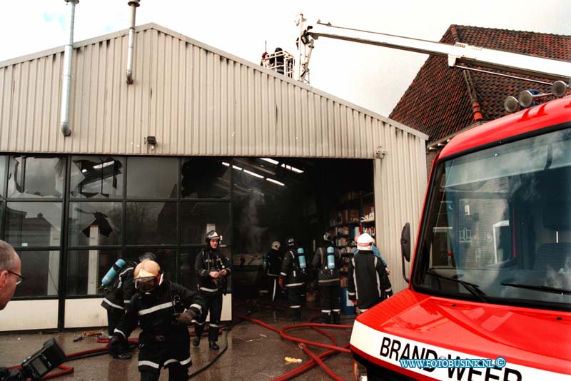 99021706.jpg - DE DORDTENAAR :ALBLASSERDAM:17-02-1999:EEN KORTE MAAR FELE UITSLAANDE BRAND VERWOESTE WOENSDAG MIDDAG OM 12,30 UUR EEN LOODS VAN  DE FIRMA KORTLAND AUTO BERDIJF EN SCHEEPS WERF AAN DE POLDERSTRAAT TE ALBLASSERDAM. ER WAREN 2 SLACHTOFFERS DIEONDER BEGELEIDING ZIJN AFGEVOERT NAAR HET ZUIDERZIEKENHUIS MET BRANDWONDEN.Deze digitale foto blijft eigendom van FOTOPERSBURO BUSINK. Wij hanteren de voorwaarden van het N.V.F. en N.V.J. Gebruik van deze foto impliceert dat u bekend bent  en akkoord gaat met deze voorwaarden bij publicatie.EB/ETIENNE BUSINK