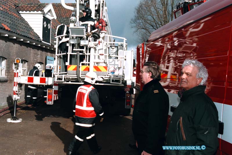 99021707.jpg - DE DORDTENAAR :ALBLASSERDAM:17-02-1999:DE BURGERMEESTER KOMT OOK EVEN NAAR DE SCHADE VAN DE BRAND KIJKEN.EEN KORTE MAAR FELE UITSLAANDE BRAND VERWOESTE WOENSDAG MIDDAG OM 12,30 UUR EEN LOODS VAN  DE FIRMA KORTLAND AUTO BERDIJF EN SCHEEPS WERF AAN DE POLDERSTRAAT TE ALBLASSERDAM. ER WAREN 2 SLACHTOFFERS DIEONDER BEGELEIDING ZIJN AFGEVOERT NAAR HET ZUIDERZIEKENHUIS MET BRANDWONDEN.Deze digitale foto blijft eigendom van FOTOPERSBURO BUSINK. Wij hanteren de voorwaarden van het N.V.F. en N.V.J. Gebruik van deze foto impliceert dat u bekend bent  en akkoord gaat met deze voorwaarden bij publicatie.EB/ETIENNE BUSINK