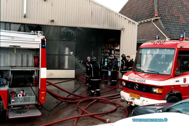 99021708.jpg - HET ROTTERDAMS DAGBLAD :ALBLASSERDAM:17-02-1999:EEN KORTE MAAR FELE UITSLAANDE BRAND VERWOESTE WOENSDAG MIDDAG OM 12,30 UUR EEN LOODS VAN  DE FIRMA KORTLAND AUTO BERDIJF EN SCHEEPS WERF AAN DE POLDERSTRAAT TE ALBLASSERDAM. ER WAREN 2 SLACHTOFFERS DIEONDER BEGELEIDING ZIJN AFGEVOERT NAAR HET ZUIDERZIEKENHUIS MET BRANDWONDEN.Deze digitale foto blijft eigendom van FOTOPERSBURO BUSINK. Wij hanteren de voorwaarden van het N.V.F. en N.V.J. Gebruik van deze foto impliceert dat u bekend bent  en akkoord gaat met deze voorwaarden bij publicatie.EB/ETIENNE BUSINK