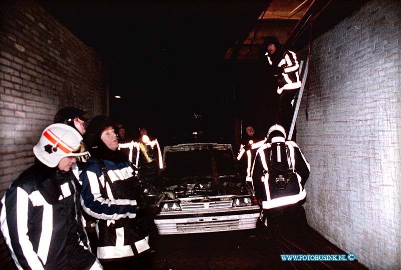 99021716.jpg - DE STEM VAN DORDT :DORDRECHT:17-02-1999:AUTO BRAND BIJ AUTO BEDRIJF 105 AAN DE MERWEDESTRAAT DORDRECHT OOK VEEL SCHADE AAN HET PAND.Deze digitale foto blijft eigendom van FOTOPERSBURO BUSINK. Wij hanteren de voorwaarden van het N.V.F. en N.V.J. Gebruik van deze foto impliceert dat u bekend bent  en akkoord gaat met deze voorwaarden bij publicatie.EB/ETIENNE BUSINK