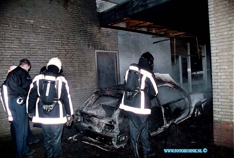 99021717.jpg - DE STEM VAN DORDT :DORDRECHT:17-02-1999:AUTO BRAND BIJ AUTO BEDRIJF 105 AAN DE MERWEDESTRAAT DORDRECHT OOK VEEL SCHADE AAN HET PAND.Deze digitale foto blijft eigendom van FOTOPERSBURO BUSINK. Wij hanteren de voorwaarden van het N.V.F. en N.V.J. Gebruik van deze foto impliceert dat u bekend bent  en akkoord gaat met deze voorwaarden bij publicatie.EB/ETIENNE BUSINK