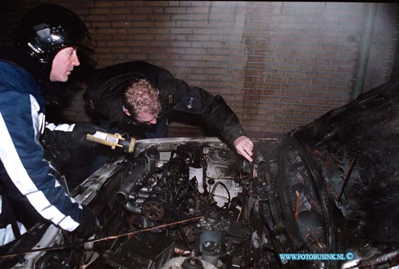 99021718.jpg - DE STEM VAN DORDT :DORDRECHT:17-02-1999:AUTO BRAND BIJ AUTO BEDRIJF 105 AAN DE MERWEDESTRAAT DORDRECHT OOK VEEL SCHADE AAN HET PAND.Deze digitale foto blijft eigendom van FOTOPERSBURO BUSINK. Wij hanteren de voorwaarden van het N.V.F. en N.V.J. Gebruik van deze foto impliceert dat u bekend bent  en akkoord gaat met deze voorwaarden bij publicatie.EB/ETIENNE BUSINK