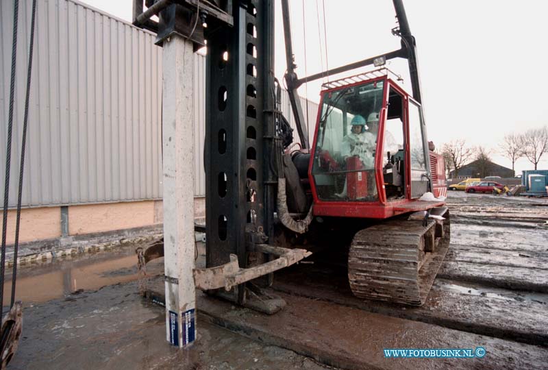 99021764.jpg - DE WOENSDAG :DORDRECHT: 17-02-1999:RIJKSSTRAATWEG DORDRECHT EERSTE PAAL UITBREIDING FIRMA DE HEER AUTOSLOPERIJ Deze digitale foto blijft eigendom van FOTOPERSBURO BUSINK. Wij hanteren de voorwaarden van het N.V.F. en N.V.J. Gebruik van deze foto impliceert dat u bekend bent  en akkoord gaat met deze voorwaarden bij publicatie.EB/ETIENNE BUSINK