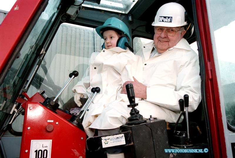 99021765.jpg - DE WOENSDAG :DORDRECHT: 17-02-1999:RIJKSSTRAATWEG DORDRECHT EERSTE PAAL UITBREIDING FIRMA DE HEER AUTOSLOPERIJ Deze digitale foto blijft eigendom van FOTOPERSBURO BUSINK. Wij hanteren de voorwaarden van het N.V.F. en N.V.J. Gebruik van deze foto impliceert dat u bekend bent  en akkoord gaat met deze voorwaarden bij publicatie.EB/ETIENNE BUSINK