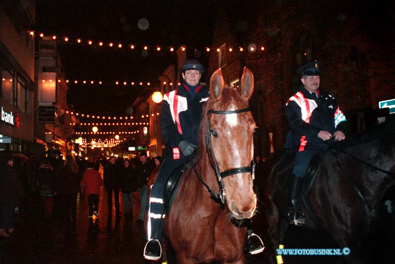 99021806.jpg - DE DORDTENAAR :DORDRECHT:18-02-1999:POLITIE TE PAARD IN DE BINNENSTAD VAN GORICHEM HAARSTRAAT.Deze digitale foto blijft eigendom van FOTOPERSBURO BUSINK. Wij hanteren de voorwaarden van het N.V.F. en N.V.J. Gebruik van deze foto impliceert dat u bekend bent  en akkoord gaat met deze voorwaarden bij publicatie.EB/ETIENNE BUSINK