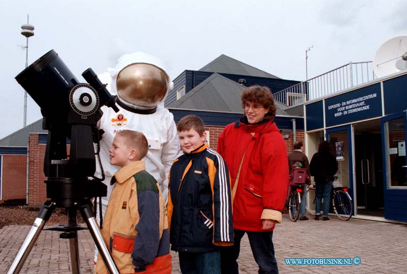 99021902.jpg - DE STEM VAN DORDT :DORDRECHT:19-02-1999:VOLKSSTERRENWACHT MERCURIUS MERWELANDEN DORDT NATIONALE STERRENKIJKDAGEN MET MAN IN RUIMTEPAKDeze digitale foto blijft eigendom van FOTOPERSBURO BUSINK. Wij hanteren de voorwaarden van het N.V.F. en N.V.J. Gebruik van deze foto impliceert dat u bekend bent  en akkoord gaat met deze voorwaarden bij publicatie.EB/ETIENNE BUSINK