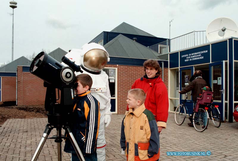 99021904.jpg - DE STEM VAN DORDT :DORDRECHT:19-02-1999:VOLKSSTERRENWACHT MERCURIUS MERWELANDEN DORDT NATIONALE STERRENKIJKDAGEN MET MAN IN RUIMTEPAKDeze digitale foto blijft eigendom van FOTOPERSBURO BUSINK. Wij hanteren de voorwaarden van het N.V.F. en N.V.J. Gebruik van deze foto impliceert dat u bekend bent  en akkoord gaat met deze voorwaarden bij publicatie.EB/ETIENNE BUSINK