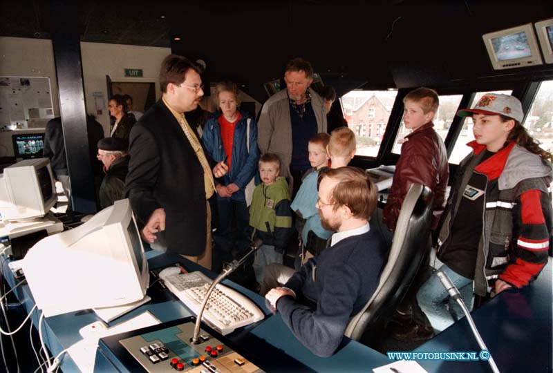 99021908.jpg - DE DORDTENAAR :GORINCHEM:19-02-1999:MERWEDESLUIS OPENDAG FOTO VAN BEZOEKERS CONTROLEKAMERDeze digitale foto blijft eigendom van FOTOPERSBURO BUSINK. Wij hanteren de voorwaarden van het N.V.F. en N.V.J. Gebruik van deze foto impliceert dat u bekend bent  en akkoord gaat met deze voorwaarden bij publicatie.EB/ETIENNE BUSINK