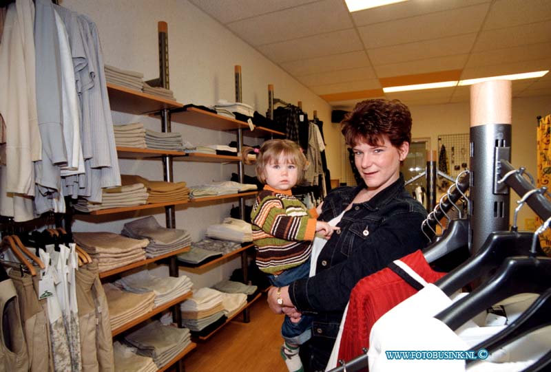 99030202.jpg - DE STEM VAN DORDT :DORDRECHT:02-03-1999;SPUIWEG 92/94 DORDRECHT NIEUWE KLEDING WINKEL Deze digitale foto blijft eigendom van FOTOPERSBURO BUSINK. Wij hanteren de voorwaarden van het N.V.F. en N.V.J. Gebruik van deze foto impliceert dat u bekend bent  en akkoord gaat met deze voorwaarden bij publicatie.EB/ETIENNE BUSINK