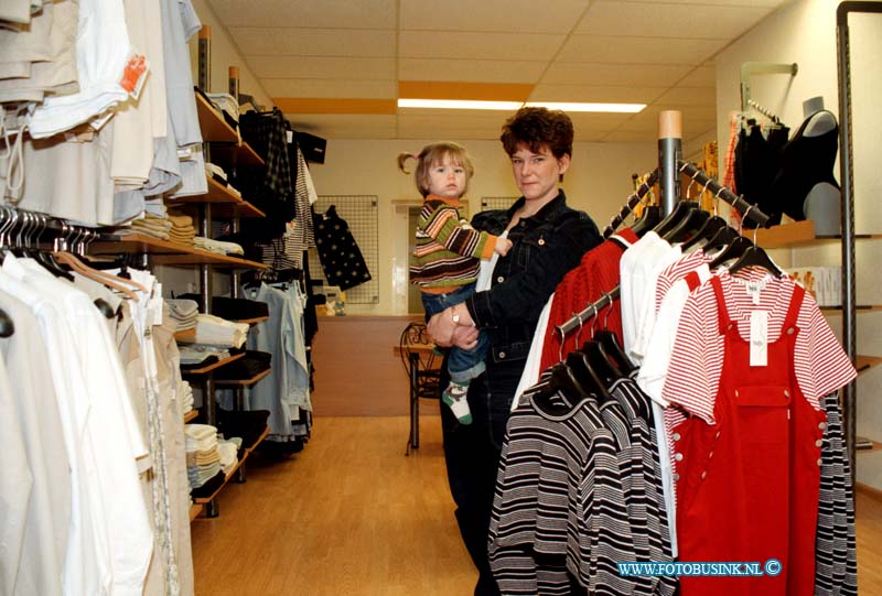 99030203.jpg - DE STEM VAN DORDT :DORDRECHT:02-03-1999;SPUIWEG 92/94 DORDRECHT NIEUWE KLEDING WINKEL Deze digitale foto blijft eigendom van FOTOPERSBURO BUSINK. Wij hanteren de voorwaarden van het N.V.F. en N.V.J. Gebruik van deze foto impliceert dat u bekend bent  en akkoord gaat met deze voorwaarden bij publicatie.EB/ETIENNE BUSINK