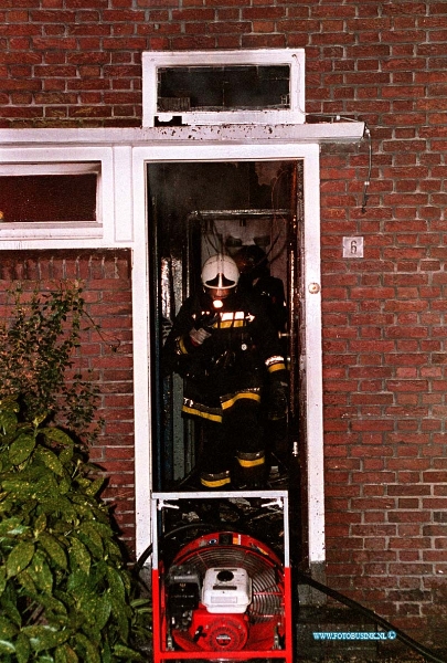 99030702.jpg - DE DORDTENAAR :ZWIJNDRECHT:07-03-1999:EEN GROTE BRAND IN DE HELMERSTRAAT TE ZWIJNDRECHT HEEFT S,NACHTS GROOTE SCHADE AAN GERICHT DE WONING BRAND GEHEEL UIT AAN DE BINNENZIJDE.HIERDOOR WERDT DE WONING ONBEWOONBAAR DE BEWONNERS KONDEN NOG NET NAAR BUITEN KOMEN DE BRAND IS WAARSCHIJNLIJK AANGESTOKEN.Deze digitale foto blijft eigendom van FOTOPERSBURO BUSINK. Wij hanteren de voorwaarden van het N.V.F. en N.V.J. Gebruik van deze foto impliceert dat u bekend bent  en akkoord gaat met deze voorwaarden bij publicatie.EB/ETIENNE BUSINK