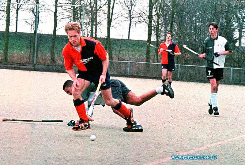 99030703.jpg - DE DORDTENAAR SPORT :DORDRECHT:07-03-1999:SCHENKELDIJK SPEL MONENT MANNEN HOCKEYWESTRIJD DORDT/DERBYDeze digitale foto blijft eigendom van FOTOPERSBURO BUSINK. Wij hanteren de voorwaarden van het N.V.F. en N.V.J. Gebruik van deze foto impliceert dat u bekend bent  en akkoord gaat met deze voorwaarden bij publicatie.EB/ETIENNE BUSINK