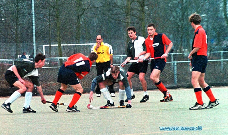 99030704.jpg - DE DORDTENAAR SPORT :DORDRECHT:07-03-1999:SCHENKELDIJK SPEL MONENT MANNEN HOCKEYWESTRIJD DORDT/DERBYDeze digitale foto blijft eigendom van FOTOPERSBURO BUSINK. Wij hanteren de voorwaarden van het N.V.F. en N.V.J. Gebruik van deze foto impliceert dat u bekend bent  en akkoord gaat met deze voorwaarden bij publicatie.EB/ETIENNE BUSINK