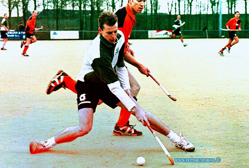 99030705.jpg - DE DORDTENAAR SPORT :DORDRECHT:07-03-1999:SCHENKELDIJK SPEL MONENT MANNEN HOCKEYWESTRIJD DORDT/DERBYDeze digitale foto blijft eigendom van FOTOPERSBURO BUSINK. Wij hanteren de voorwaarden van het N.V.F. en N.V.J. Gebruik van deze foto impliceert dat u bekend bent  en akkoord gaat met deze voorwaarden bij publicatie.EB/ETIENNE BUSINK