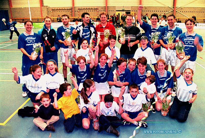 99030706.jpg - DE DORDTENAAR :DORDRECHT:07-03-1999: SPORTHAL DE DIJK SCHENKELDIJK TEANFOTO JUIGEND VAN 1E TEAM KORFBALVERENEGING ODODeze digitale foto blijft eigendom van FOTOPERSBURO BUSINK. Wij hanteren de voorwaarden van het N.V.F. en N.V.J. Gebruik van deze foto impliceert dat u bekend bent  en akkoord gaat met deze voorwaarden bij publicatie.EB/ETIENNE BUSINK