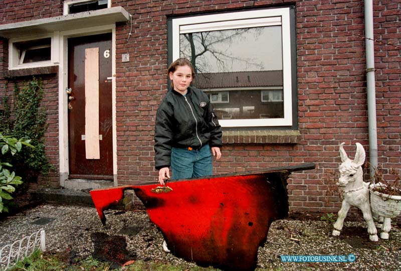 99030804.jpg - DE DORDTENAAR : ZWIJNDRECHT:08-03-1999:DE ZOOON VAN DE BEWONNERS VAN HELMERSTRAAT 6 VOOR ZIJN OUDE HUIS DAT DIT WEEKEND IN BRAND WERDT GESTOKEN.Deze digitale foto blijft eigendom van FOTOPERSBURO BUSINK. Wij hanteren de voorwaarden van het N.V.F. en N.V.J. Gebruik van deze foto impliceert dat u bekend bent  en akkoord gaat met deze voorwaarden bij publicatie.EB/ETIENNE BUSINK