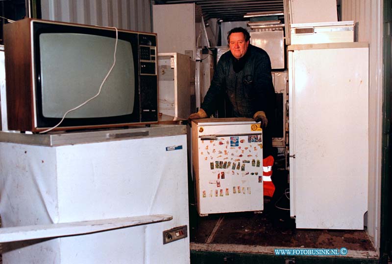 99030814.jpg - NETWERK/STADSVERVOER :dordrecht:08-03-1999:BEHEERDER KEES STILGENKAMP SORTEERT BRUIN EN WITGOED Deze digitale foto blijft eigendom van FOTOPERSBURO BUSINK. Wij hanteren de voorwaarden van het N.V.F. en N.V.J. Gebruik van deze foto impliceert dat u bekend bent  en akkoord gaat met deze voorwaarden bij publicatie.EB/ETIENNE BUSINK