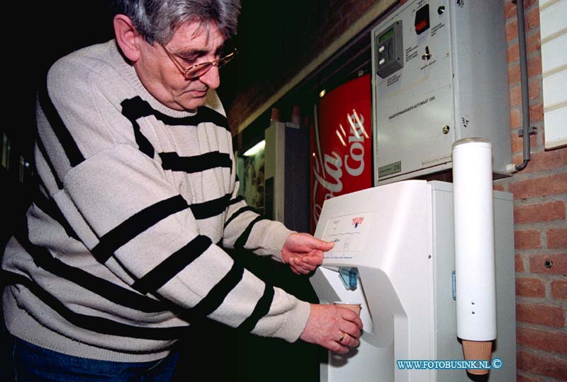 99030816.jpg - NETWERK/STADSVERVOER :DORDRECHT:08-03-1999:WATERCOOLER MET DHR HUUB JANSSEN TAP EEN BEKERTJE VERS COOLWATER MET OF ZONDER KOOLZUURGASDeze digitale foto blijft eigendom van FOTOPERSBURO BUSINK. Wij hanteren de voorwaarden van het N.V.F. en N.V.J. Gebruik van deze foto impliceert dat u bekend bent  en akkoord gaat met deze voorwaarden bij publicatie.EB/ETIENNE BUSINK