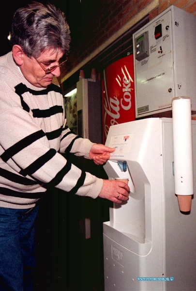 99030817.jpg - NETWERK/STADSVERVOER :DORDRECHT:08-03-1999:WATERCOOLER MET DHR HUUB JANSSEN TAP EEN BEKERTJE VERS COOLWATER MET OF ZONDER KOOLZUURGASDeze digitale foto blijft eigendom van FOTOPERSBURO BUSINK. Wij hanteren de voorwaarden van het N.V.F. en N.V.J. Gebruik van deze foto impliceert dat u bekend bent  en akkoord gaat met deze voorwaarden bij publicatie.EB/ETIENNE BUSINK