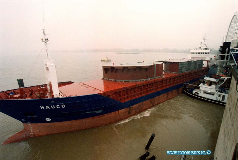 99030902.jpg - WFA :GORINCHEM:09-03-1999:ZEESCHIP RAMT MERWEDEBRUG RW A27 T/H GOINCHEM DE BRUG WERDT DIVERSE UREN AFGESLOTEN VOOR HET VERKEER I.V.M. LOS TREKKEN VAN HET SCHIP DAT GEPAART GING MET ZEER GROTE SCHOKKEN DE BRUG EB HET SCHIP RAAKT ZWAAR BESCHADIGT HET HEEFT DE HELE DAG EWN AVOND GEDUURT VOOR MEN HET SCHIP MOGELIJK LOS KAN TREKKEN.Deze digitale foto blijft eigendom van FOTOPERSBURO BUSINK. Wij hanteren de voorwaarden van het N.V.F. en N.V.J. Gebruik van deze foto impliceert dat u bekend bent  en akkoord gaat met deze voorwaarden bij publicatie.EB/ETIENNE BUSINK