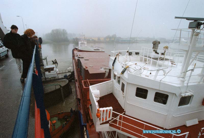 99030904.jpg - WFA :GORINCHEM:09-03-1999:ZEESCHIP RAMT MERWEDEBRUG RW A27 T/H GOINCHEM DE BRUG WERDT DIVERSE UREN AFGESLOTEN VOOR HET VERKEER I.V.M. LOS TREKKEN VAN HET SCHIP DAT GEPAART GING MET ZEER GROTE SCHOKKEN DE BRUG EB HET SCHIP RAAKT ZWAAR BESCHADIGT HET HEEFT DE HELE DAG EWN AVOND GEDUURT VOOR MEN HET SCHIP MOGELIJK LOS KAN TREKKEN.Deze digitale foto blijft eigendom van FOTOPERSBURO BUSINK. Wij hanteren de voorwaarden van het N.V.F. en N.V.J. Gebruik van deze foto impliceert dat u bekend bent  en akkoord gaat met deze voorwaarden bij publicatie.EB/ETIENNE BUSINK