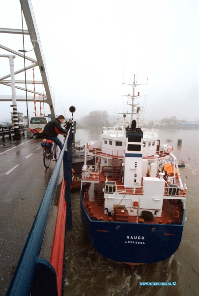 99030905.jpg - DE DORDTENAAR:GORINCHEM:09-03-1999:ZEESCHIP RAMT MERWEDEBRUG RW A27 T/H GOINCHEM DE BRUG WERDT DIVERSE UREN AFGESLOTEN VOOR HET VERKEER I.V.M. LOS TREKKEN VAN HET SCHIP DAT GEPAART GING MET ZEER GROTE SCHOKKEN DE BRUG EB HET SCHIP RAAKT ZWAAR BESCHADIGT HET HEEFT DE HELE DAG EWN AVOND GEDUURT VOOR MEN HET SCHIP MOGELIJK LOS KAN TREKKEN.Deze digitale foto blijft eigendom van FOTOPERSBURO BUSINK. Wij hanteren de voorwaarden van het N.V.F. en N.V.J. Gebruik van deze foto impliceert dat u bekend bent  en akkoord gaat met deze voorwaarden bij publicatie.EB/ETIENNE BUSINK