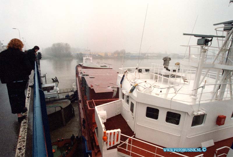 99030906.jpg - WFA :GORINCHEM:09-03-1999:ZEESCHIP RAMT MERWEDEBRUG RW A27 T/H GOINCHEM DE BRUG WERDT DIVERSE UREN AFGESLOTEN VOOR HET VERKEER I.V.M. LOS TREKKEN VAN HET SCHIP DAT GEPAART GING MET ZEER GROTE SCHOKKEN DE BRUG EB HET SCHIP RAAKT ZWAAR BESCHADIGT HET HEEFT DE HELE DAG EWN AVOND GEDUURT VOOR MEN HET SCHIP MOGELIJK LOS KAN TREKKEN.Deze digitale foto blijft eigendom van FOTOPERSBURO BUSINK. Wij hanteren de voorwaarden van het N.V.F. en N.V.J. Gebruik van deze foto impliceert dat u bekend bent  en akkoord gaat met deze voorwaarden bij publicatie.EB/ETIENNE BUSINK