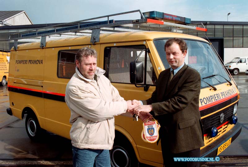 99031001.jpg - DE DORDTENAAR :ZWIJNDRECHT:10-03-1999: NOORDWEG NIEUWE VESTEGING VAN AMENS OVERHANDEGING VW BUS AAN STICHTING CENTRAL HOSPITAL ROEMENIEDeze digitale foto blijft eigendom van FOTOPERSBURO BUSINK. Wij hanteren de voorwaarden van het N.V.F. en N.V.J. Gebruik van deze foto impliceert dat u bekend bent  en akkoord gaat met deze voorwaarden bij publicatie.EB/ETIENNE BUSINK