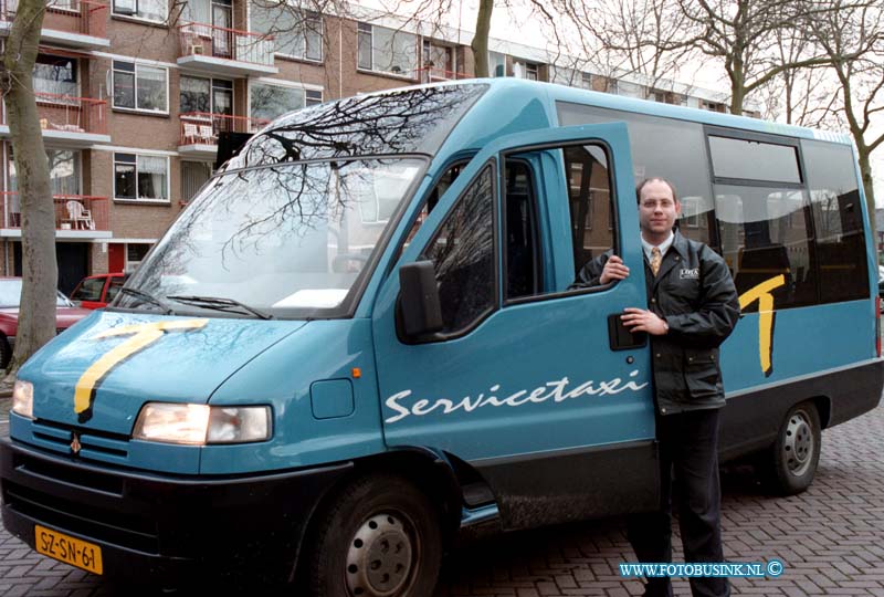 99031005.jpg - NETWERK/STADSVERVOER :DORDRECHT:10-03-1999:SERVICE TAXI EEN SAMEN WERKING TUSSEN LOTAX EN STADSVERVOER .VOOR MENSEN DIE SPECIAAL VERVOER NODIGHEBBEN.Deze digitale foto blijft eigendom van FOTOPERSBURO BUSINK. Wij hanteren de voorwaarden van het N.V.F. en N.V.J. Gebruik van deze foto impliceert dat u bekend bent  en akkoord gaat met deze voorwaarden bij publicatie.EB/ETIENNE BUSINK