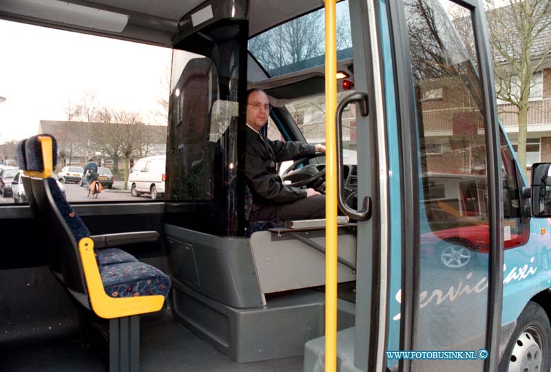 99031006.jpg - NETWERK/STADSVERVOER :DORDRECHT:10-03-1999:SERVICE TAXI EEN SAMEN WERKING TUSSEN LOTAX EN STADSVERVOER .VOOR MENSEN DIE SPECIAAL VERVOER NODIGHEBBEN.Deze digitale foto blijft eigendom van FOTOPERSBURO BUSINK. Wij hanteren de voorwaarden van het N.V.F. en N.V.J. Gebruik van deze foto impliceert dat u bekend bent  en akkoord gaat met deze voorwaarden bij publicatie.EB/ETIENNE BUSINK