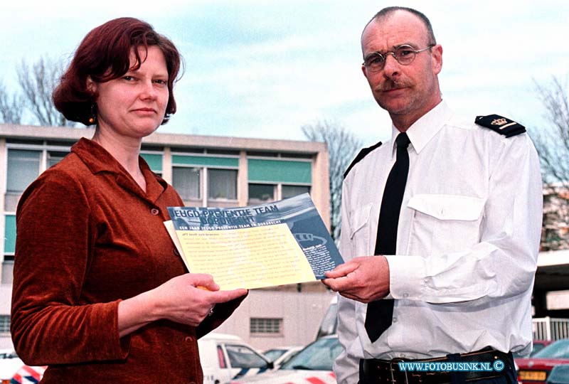 99031502.jpg - DE STEM VAN DORDT :DORDRECHT:15-03-1999:OVERHANDEGING EERSTE FOLDER VAN HET JPT POLITIE BURO NASSAUWEG DORDRECHT AAN WEDHOUDER.Deze digitale foto blijft eigendom van FOTOPERSBURO BUSINK. Wij hanteren de voorwaarden van het N.V.F. en N.V.J. Gebruik van deze foto impliceert dat u bekend bent  en akkoord gaat met deze voorwaarden bij publicatie.EB/ETIENNE BUSINK