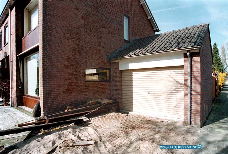 99031508.jpg - DE STEM VAN DORDT :DORDRECHT:15-03-1999:DAK VAN GARAGE VAN WIM OVERTOOM MOET GESLOOPT WORDEN IVM MET BESTEMINGSPLAN GARAGE IS NET GEBOUWT MAAR HAD PLAAT DAK OP GEMOETEN VOLGENS DE WET VOLKERRAKWEG 46 DORDRECHTDeze digitale foto blijft eigendom van FOTOPERSBURO BUSINK. Wij hanteren de voorwaarden van het N.V.F. en N.V.J. Gebruik van deze foto impliceert dat u bekend bent  en akkoord gaat met deze voorwaarden bij publicatie.EB/ETIENNE BUSINK