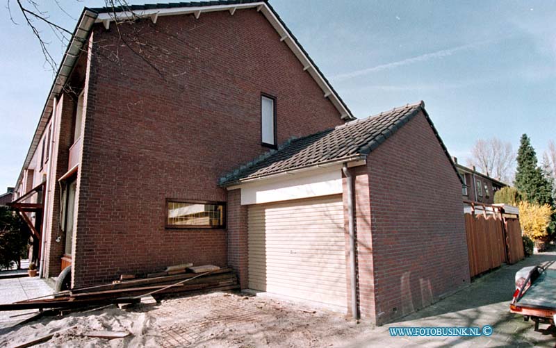 99031509.jpg - DE STEM VAN DORDT :DORDRECHT:15-03-1999:DAK VAN GARAGE VAN WIM OVERTOOM MOET GESLOOPT WORDEN IVM MET BESTEMINGSPLAN GARAGE IS NET GEBOUWT MAAR HAD PLAAT DAK OP GEMOETEN VOLGENS DE WET VOLKERRAKWEG 46 DORDRECHTDeze digitale foto blijft eigendom van FOTOPERSBURO BUSINK. Wij hanteren de voorwaarden van het N.V.F. en N.V.J. Gebruik van deze foto impliceert dat u bekend bent  en akkoord gaat met deze voorwaarden bij publicatie.EB/ETIENNE BUSINK