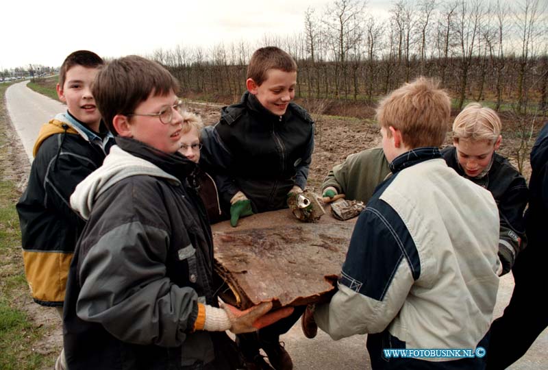 99032001.jpg - WFA :HENDRIK IDO AMBACHT:20-03-1999:250 LEERLINGEN VAN SCHOLEN UIT AMBACHT GAAN IVM DE LANDELIJKE AKTIE HOUD DE NATUUR SCHOON DE POLDERS EN WIJKEN VAN HENDRIK IDO AMBACHT AF OM HET VUIL OP TE RUIMEN EN MET GROOT SUSCES.Deze digitale foto blijft eigendom van FOTOPERSBURO BUSINK. Wij hanteren de voorwaarden van het N.V.F. en N.V.J. Gebruik van deze foto impliceert dat u bekend bent  en akkoord gaat met deze voorwaarden bij publicatie.EB/ETIENNE BUSINK