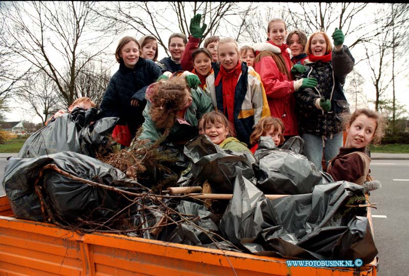 99032003.jpg - DE DORDTENAAR :HENDRIK IDO AMBACHT:20-03-1999:250 LEERLINGEN VAN SCHOLEN UIT AMBACHT GAAN IVM DE LANDELIJKE AKTIE HOUD DE NATUUR SCHOON DE POLDERS EN WIJKEN VAN HENDRIK IDO AMBACHT AF OM HET VUIL OP TE RUIMEN EN MET GROOT SUSCES.Deze digitale foto blijft eigendom van FOTOPERSBURO BUSINK. Wij hanteren de voorwaarden van het N.V.F. en N.V.J. Gebruik van deze foto impliceert dat u bekend bent  en akkoord gaat met deze voorwaarden bij publicatie.EB/ETIENNE BUSINK