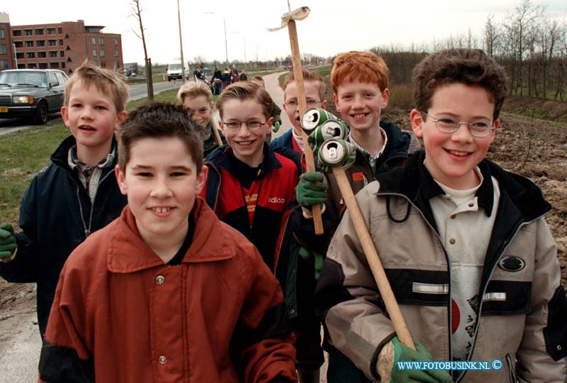 99032005.jpg - DE DORDTENAAR :HENDRIK IDO AMBACHT:20-03-1999:250 LEERLINGEN VAN SCHOLEN UIT AMBACHT GAAN IVM DE LANDELIJKE AKTIE HOUD DE NATUUR SCHOON DE POLDERS EN WIJKEN VAN HENDRIK IDO AMBACHT AF OM HET VUIL OP TE RUIMEN EN MET GROOT SUSCES.Deze digitale foto blijft eigendom van FOTOPERSBURO BUSINK. Wij hanteren de voorwaarden van het N.V.F. en N.V.J. Gebruik van deze foto impliceert dat u bekend bent  en akkoord gaat met deze voorwaarden bij publicatie.EB/ETIENNE BUSINK