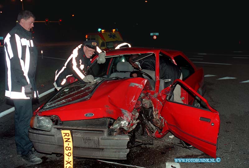 99032007.jpg - DE DORDTENAAR :DORDRECHT:20-03-1999:ONGEVAL AUTO/VERKEERSLICHTMAST AFRIT RW A16 DORDRECHT VAN UIT BREDA.EEN BESTUURDER VAN EEN ESCORT KWAM MET DE SCHRIK VRIJ TOEN ZIJN VOORWIEL AFBRAK IN DE BOCHT EN EEN VERKEERSLICHTMAST RAMDE DE AUTO RAAKTE TOTALLOS.Deze digitale foto blijft eigendom van FOTOPERSBURO BUSINK. Wij hanteren de voorwaarden van het N.V.F. en N.V.J. Gebruik van deze foto impliceert dat u bekend bent  en akkoord gaat met deze voorwaarden bij publicatie.EB/ETIENNE BUSINK