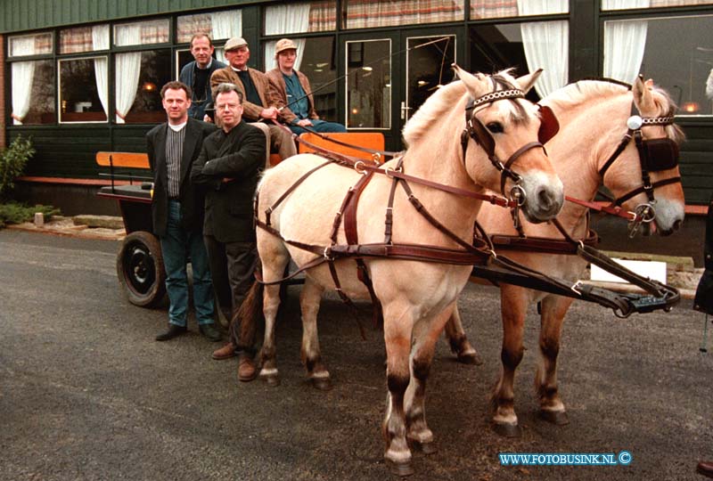 99032009.jpg - DE DORDTENAAR :KLAASWAAL:20-03-1999:OVERHANDEGING VAN DE PAARDEN EN TRAINGSKAR VOOR STICHTING HUIFBEDRIJDEN.Deze digitale foto blijft eigendom van FOTOPERSBURO BUSINK. Wij hanteren de voorwaarden van het N.V.F. en N.V.J. Gebruik van deze foto impliceert dat u bekend bent  en akkoord gaat met deze voorwaarden bij publicatie.EB/ETIENNE BUSINK