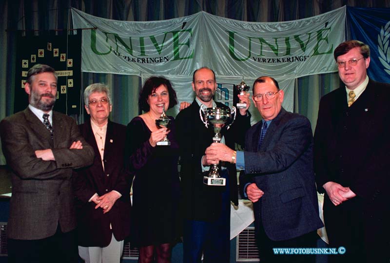 99032046.jpg - DE WOENSDAG :GRATIS FOTO: DORDRECHT:20-03-1999:DORDTSE BRIDSKAMPIOENSCHAP UNIVE VOOR UNICEF.BURGERMEESTER J. NOORDLAND REIKTE DE EERSTE PRIJS UIT AAN HET PAAR KAREL EN FEKKERS MET EEN GEMIDDELD PERCENTAGE VAN 63,60 %Deze digitale foto blijft eigendom van FOTOPERSBURO BUSINK. Wij hanteren de voorwaarden van het N.V.F. en N.V.J. Gebruik van deze foto impliceert dat u bekend bent  en akkoord gaat met deze voorwaarden bij publicatie.EB/ETIENNE BUSINK