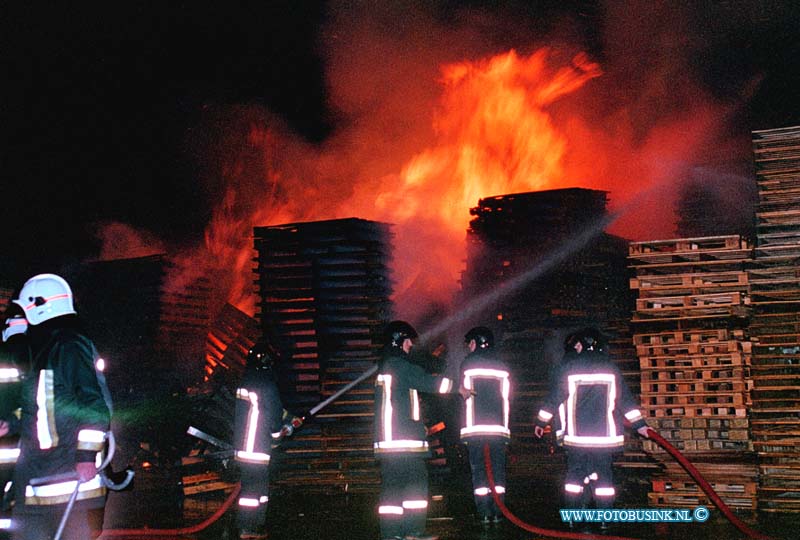 99032101.jpg - DE DORDTENAAR :PAPENDRECHT:21-03-1999:BIJ KUNEN EN NAGEL EEN GROTE PALETBRAND DIE TOT IN VERE OMTREK KIJKER TROK DE BRAND IS WAARSCHIJNLIJK AANGESTOKKEN.Deze digitale foto blijft eigendom van FOTOPERSBURO BUSINK. Wij hanteren de voorwaarden van het N.V.F. en N.V.J. Gebruik van deze foto impliceert dat u bekend bent  en akkoord gaat met deze voorwaarden bij publicatie.EB/ETIENNE BUSINK