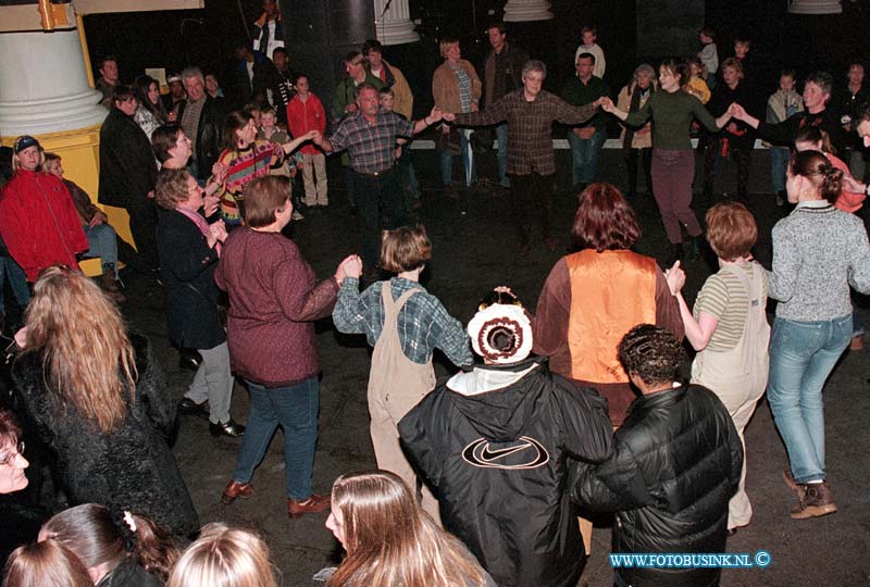 99032104.jpg - DE DORDTENAAR :DORDRECHT:21-03-1999:ELF CULTURENTOCHT IN DORDTSE BINNEN STAD BIBELOTDeze digitale foto blijft eigendom van FOTOPERSBURO BUSINK. Wij hanteren de voorwaarden van het N.V.F. en N.V.J. Gebruik van deze foto impliceert dat u bekend bent  en akkoord gaat met deze voorwaarden bij publicatie.EB/ETIENNE BUSINK