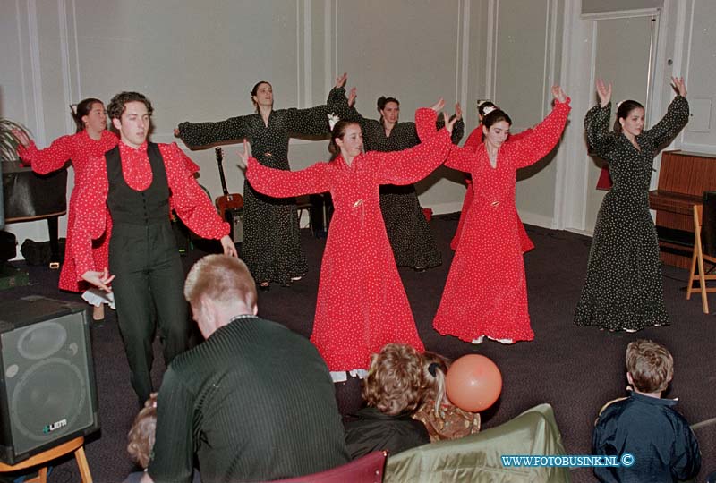 99032106.jpg - DE STEM VAN DORDT:DORDRECHT:21-03-1999:ELF CULTURENTOCHT IN DORDTSE BINNEN STAD BIBELOTDeze digitale foto blijft eigendom van FOTOPERSBURO BUSINK. Wij hanteren de voorwaarden van het N.V.F. en N.V.J. Gebruik van deze foto impliceert dat u bekend bent  en akkoord gaat met deze voorwaarden bij publicatie.EB/ETIENNE BUSINK